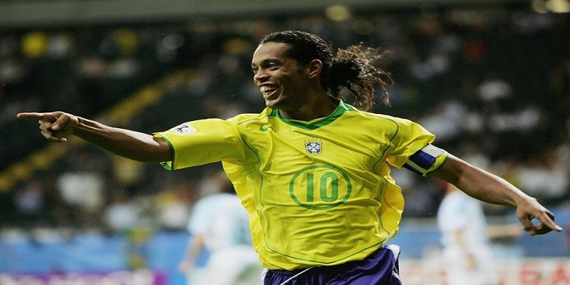 Năm 2001 Ronaldinho chuyển tới đầu quân cho Paris Saint-Germain
